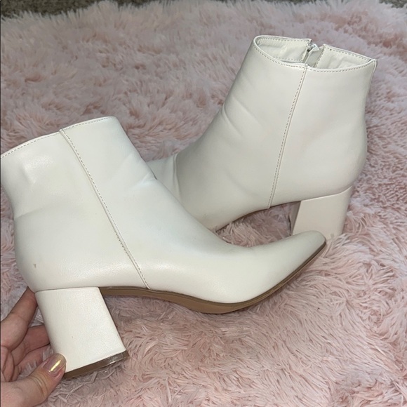 Elegant White Ankle Boots - Picture 1 of 3